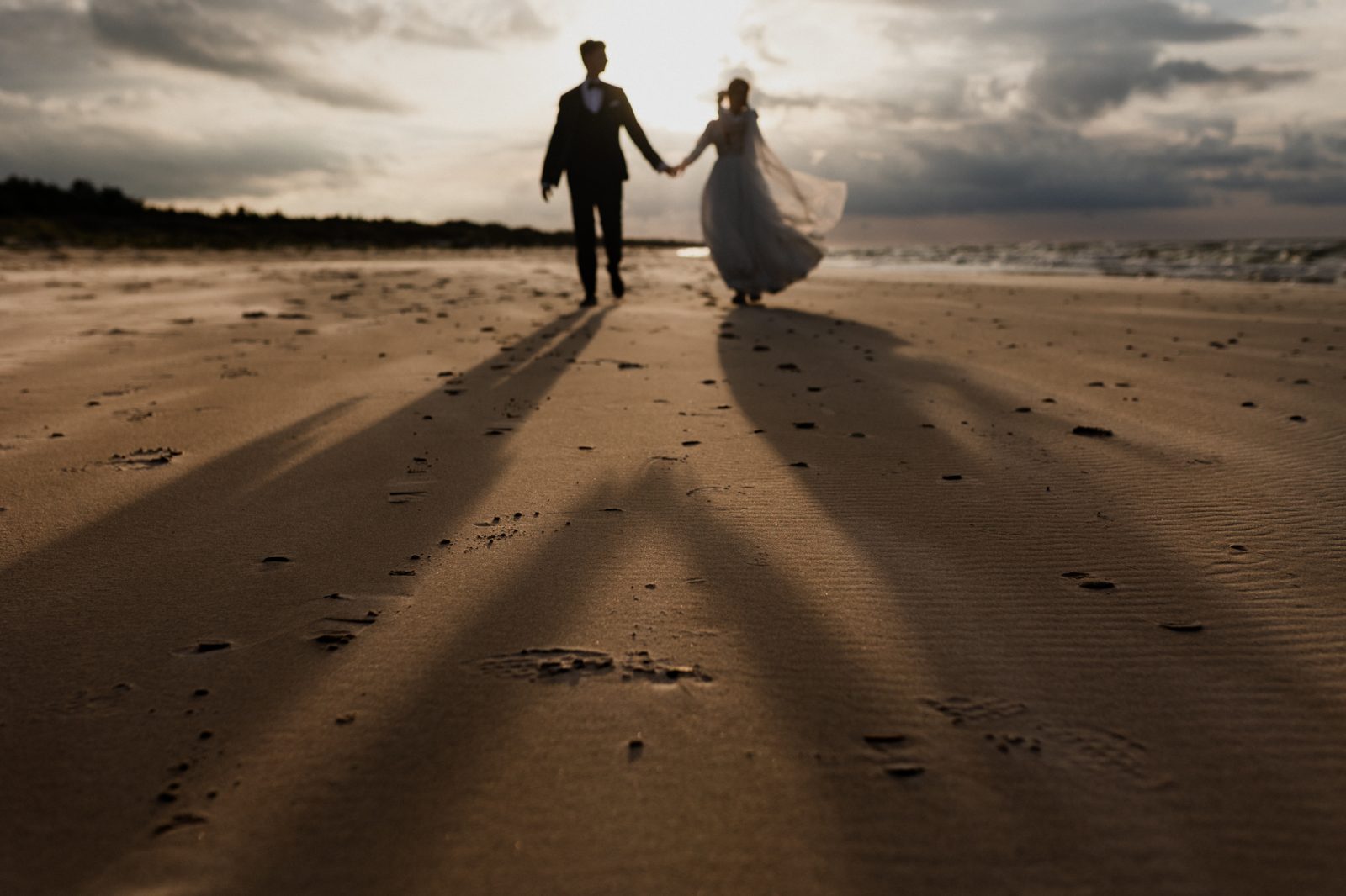 para młoda na plaży